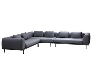 L-formet sofa i gråt stof med mørke ben, består af flere polstrede sektioner.